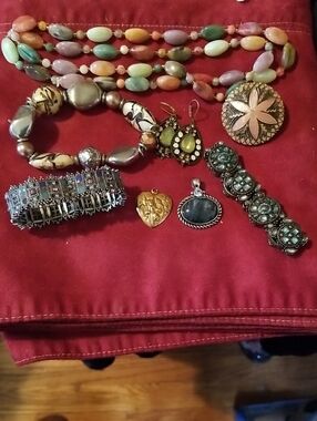 Lot of 8 Pieces of Costume Jewelry